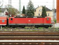 Zum ersten mal konnte ich ein Flicken- 143 auf den Chip bannen. 
143 857 mit Regionalzug verl�sst gerade den Bahnhof Lichtenfels Richtung Bamberg. Ich habe sie erst gar nicht beachtet bevor mir ihre roten Farbtupfer aufgefallen sind. 