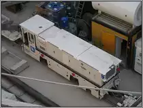 Blick in den Startschacht f�r die neue U-Bahn-Strecke  Wehrhahnlinie  in D�sseldorf. Von hier aus ist die Tunnelbohrmaschine auf ihre Tour unter dem Stadtzentrum gestartet. Interessant sind die Gleise und Fahrzeuge der Tunnel-Bahn, mit der die Bauteile f�r die Tunnelw�nde transportiert werden. Hier im Bild eine der eingesetzten kleinen Tunnel-Loks des Herstellers Sch�ma. Die Aufnahme stammt vom 15.04.2010.