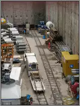 Blick in den Startschacht f�r die neue U-Bahn-Strecke  Wehrhahnlinie  in D�sseldorf. Von hier aus ist die Tunnelbohrmaschine auf ihre Tour unter dem Stadtzentrum gestartet. Interessant die Gleise und Fahrzeuge der  Tunnel-Bahn, mit der die Bauteile f�r die Tunnelw�nde transportiert werden. Die Aufnahme stammt vom 10.04.2010.