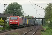 152 104-6 zieht ihren Trailerzug durch Laudenbach(Bergstra�e) Richtung Darmstadt. 21.04.2010