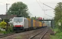 185 578-2 von Crossrail zieht ihren Containerzug durch Laudenbach(Bergstra�e) Richtung Darmstadt. 21.04.2010