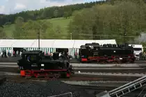 Grosses Pfingstdampfspektakel auf der Pre�nitztalbahn.Es waren 6 Dampfloks im Einsatz.Mit 99 1735 aus Zittau war das erste mal eine Lok der Gattung VIIK auf den Gleisen der Pre�nitztalbahn zu Gast.Hier beim gemeinsamen Rangieren mit 99 4511 in J�hstadt.23.05.10.