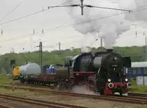 52 4867 mit passenden Wagen bei der Fahrzeugeparade  175 Jahre Deutsche Eisenbahn  in Darmstadt-Kranichstein. 13.05.2010