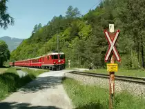  Die kleine Rote  RE nach Scuol zwischen Malans und Gr�sch.24.05.10

