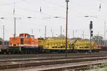 LOCON 102 (346 006-0) rangiert mit DGT-Sch�ttgutwagen vom Typ BSG 60 am 22.05.2010 in Angerm�nde