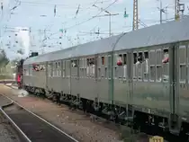 Zur�ck dampft die BR 41 360 mit einer Reihe  Gr�nlinge  am Haken.