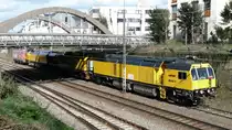 Etwas abseits vom Trierer HBf steht abgestellt eine Schienenschleifmaschine LG 48 II von Loram.
Als Zuglok dient die 110 139 der DB Systemtechnik.