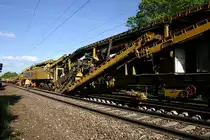 Da steht der Gigant,und arbeitet sich St�ck f�r St�ck Richtung Etterzhausen vorran.(KBS 880,23.5.2010)