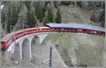R1625 mit ABe 8/12 3504  Dario Colgna  hat das Val da Pila �berquert. (20.05.2010)