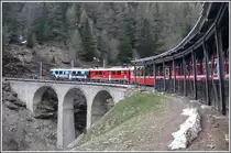 BerninaExpress 976 mit ABe 4/4 III 53  Tirano  und 55  Diavolezza  �berquert soeben das Val da Pila. (20.05.2010)