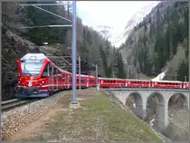 R1644 mit ABe 8/12 3503  Carlo Janka  auf Bergfahrt Richtung St.Moritz. (20.05.2010)
