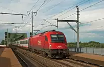 Mit gut 30 Minuten Versp�tung passierte am 24.05.2010 1216 226 (ehemals die Eurolok  Tschechien  und Ex-Strichcode-Lok) mit dem EC 173  Vindobona  (Hamburg Altona - Villach Hbf.) die Station Wien Praterkai.