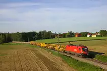 Im Abendlicht kam am 24. Mai 2010 die 1116.056 mit dem SGAG 91057 (Enns - Zeltweg) bei der Fotostelle zwischen Nettingsdorf und N�stlbach-St. Marien vorbei.