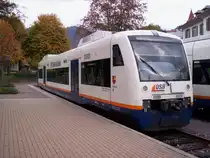 VT 525 der Ortenau-S-Bahn steht am 28.10.06 im Bahnhof von Ottenh�fen