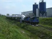 Die beiden kleinen MWB-Lok`s V241 und V250 sind nach wie vor im Betonummandelungswerk in Mukran im Einsatz.