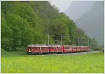 R1660 zwischen Campascio und Brusio kurz vor dem Kehrviadukt. ABe 4/4 II 41 und 42 ziehen die sechs Wagen �ber die Bernina. (08.05.2010)