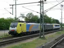 Lokzug trifft in Krefeld Hbf. ein, European Bulls ES64F4-091 ziehend,
MRCE ES64F4-213 und die belgische 1848. (24.05.2010)