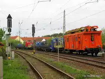 Das erste Bild der Bauarbeiten an der Strecke K�nigs Wusterhausen - L�bbenau zeigt den Oberleitungsdemontagezug, welcher zum Zeitpunkt der Aufnahme noch einiges vor sich hat, aber mittlerweile sieht es schon ganz anders aus. Dabei ist die rot-schwarze 346 und 312 011 der Hirzbergbahn.