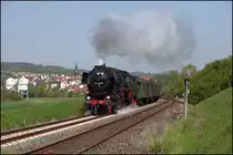 Nach einem Stop in Untersteinach (bei Stadtsteinach) stampft 52 8195 mit ihrem Sonderzug aus N�rnberg komment in Richtung Neuenmarkt-Wirsberg. (22.05.2010)