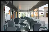 Grau-Blau zeigt sich der monotone Innenraum des Prototypenwagens  V�V  der Rheinbahn.
