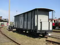 gedeckter G�terwagen f�r Schmalspurbahn -DR-, fotografiert im Mecklenburgisches Eisenbahn- und Technikmuseum (ehem. Bw) Schwerin 27.09.2009