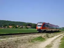 Da soll noch einmal jemand sagen, das M�nsterland sei flach!
Hier f�hrt ein 643 (Talent) der DB als RB63  Baumberge-Bahn  aus Coesfeld weiter in Richtung Domstadt M�nster.
Im Hintergrund, der Namensgeber f�r die Regionalbahn 63; die Baumberge.
Zwischen Havixbeck und M�nster-Roxel, 25.05.2010