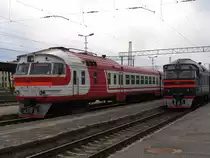 DR1A-246.3/DR1A-246.4 neben DR1A-176-3/DR1A-311.6 auf Bahnhof Riga Pasazieru am 3-5-2010.