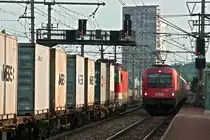 1044 096 mit Containerganzzug trifft auf 1216 236 mit EC 76  Antonin Dvorak  in Wien Haidestra�e. Die Aufnahme entstand am 21.05.2010.