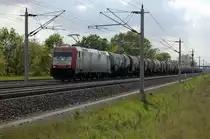 185 598-0 der Veolia mit einem Kesselzug zwischen Gro�wudicke und Rathenow in Richtung Wustermark. 25.05.2010