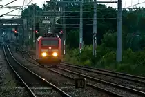 In der D�mmerung des 21.05.2010 passierte DB 185 047 Wien Erdberger L�nde. 