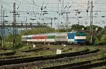 ZSR 350 008 mit EC 344  Avala  (Belgrad - Prag) kurz vor Bratislava hl. n. Die Aufnahme entstand am 22.05.2010.