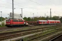 115 261-0 von DB AutoZug stand am Morgen des 21.05.2010 mit diesem bunt gemischten Zug in Magdeburg Hbf. 