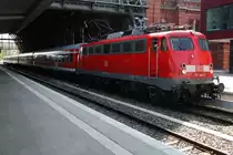 Mit einer Regionalbahn nach Oldenburg steht 110 464-5 auf Gleis 1 in Bremen Hbf. Fotografiert am 21.05.2010. 