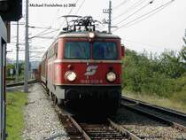 1042 020-6 mit einem G�terzug bei der Durchfahrt durch die Haltestelle Parndorf Ost, am 03-09-2002