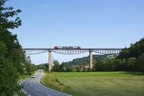 Am 05.06.2010 �berquerte ein Dieseltriebwagen 5022 als REX/R2711 auf seiner Fahrt von Wiener Neustadt Hbf nach Fehring das Lafnitz Viadukt bei Rohrbach-Vorau.