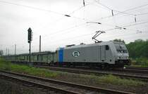 185 677-2 der Railpool, vermietet an die ITL, bringt leere Autotransportwagen in Richtung S�den. Aufgenommen am 28.05.2010 in Eschwege West.