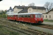 Im Rahmen einer Sonderfahrt stand zur Mittagszeit des 27.10.2001 VS 2.08.260 + VT 2.09.103 in der Awanst Schleiz, dem eh. Endbahnhof der s�chs. Strecke Sch�nberg - Schleiz. Seitdem die Z�ge von Sch�nberg direkt nach Schleiz West (eh. Kleinbahn nach Saalburg) fahren, wurde der Bf Schleiz zur Awanst degradiert. (KB-Dia) 
