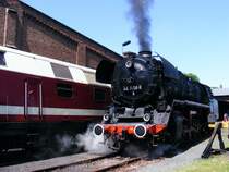 BR44 1486 f�hrt zur F�hrerstandsmitfahrt...   Gute Fahrt altes M�dchen ! Genie�e deine letzten Stunden.. hier am 5.6.2010