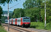 Zwei Schnellbahnz�ge innerhalb einer Stunde ...  Ich denke mal, diese Fotostelle hat auch bald ausgedient;-) 6030 320 als S Bahnzug nach Stockerau, am 04.06.2010 kurz vor Wien Speising.