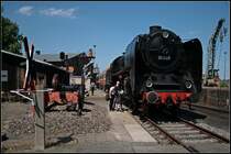 01 005 in Bw-Atmosph�re. Die Lok ist zur Zeit die �lteste erhaltene Einheitslok Deutschlands (Dampflokfest im Traditionsbahnbetriebswerk Sta�furt, gesehen Sta�furt-Leopoldshall 05.06.2010)