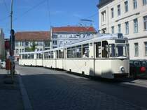 Berlin: Eine historische Stra�enbahn an der Haltestelle Pankow Kirche.(5.6.2010)