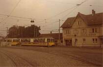Im Oktober 1980 war die Filderbahn fast noch mehr Schmalspurbahn als Stra�enbahn und sicher keine Stadtbahn. Das Bahnhofsgeb�ude in M�hringen, der rotbem�tzte Aufsichtsbeamte, die elektrischen G�terzuglokomotiven...all dies erinnert an eine Epoche, die dem heutigen modernen Stadtbahnbetrieb gewichen ist.  