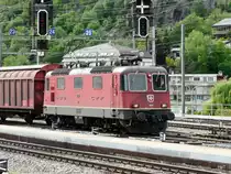 SBB - Lok Re 4/4  11266 vor G�terzug unterwegs in Brig am 10.05.2010