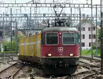 SBB - Lok Re 4/4  11269 vor G�terzug unterwegs in Biel am 12.05.2010