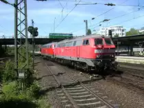 Lokwechsel in Hamburg Hbf am 05.Juni 2010.218 314 und 218 322 �bernahmen bereits ab Hamburg Hbf den IC 2170 nach Westerland.