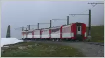 Vorbei am Lawinenteiler taucht R835 bald in eine dicke Nebelsuppe, die an November erinnert. (03.06.2010)