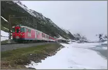 Der See auf dem Oberalppass beginnt mal eben erst aufzutauen, w�hrenddem R835 in die Zahnstange nach N�tschen hinunter einf�hrt. (03.06.2010)