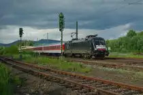 ES 64 U2-061 bespannte am Abend des 30.05.2010 den AZ in Richtung S�den. Aufgenommen in Eschwege West.