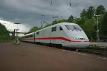 ICE 401 054-2 aus Kassel kommend f�hrt in die s�dnieders�chsische Schlechtwetter-Zone in Richtung G�ttingen. Aufgenommen am 30.05.2010 in Eichenberg.