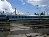 Hier ist mal ein neu Lackierter 1.Klasse Waggon der CD zusehen. Eingereiht im Schnellzug von Cheb nach Prag. Hier bei der Ausfahrt in Cheb, am 09.06.10.